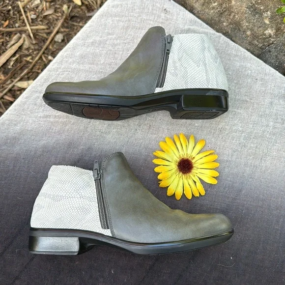 🩷 NAOT; Stylish Ankle Booties in Lt. Gray Snakeskin & Dk. Gray Leather; Sz. 7.5 - Picture 2 of 9